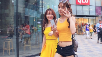 三里屯街拍：炎热夏季，热裤成为时髦女孩子性感而又凉爽的不二选择