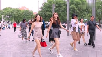 三里屯街拍：最具女性特点的时装非裙子莫属，美女穿裙子时最漂亮