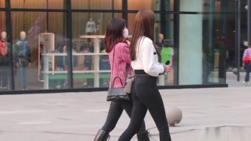 三里屯街拍：穿小香风的美女气质优雅真漂亮