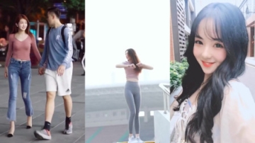 美女街拍：小姐姐走路很优雅，大长腿吸睛！只是这裤子不能再短了