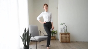 美女气质出众，高跟鞋包臀裙职业装打扮女人味十足，美过街拍