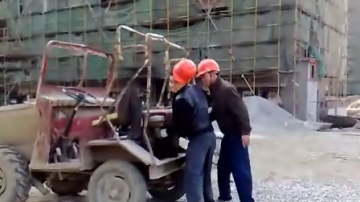 牛人是这样摇拖拉机的